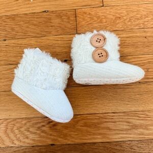 White Faux Fur Infant Booties (6-9m) Size 3